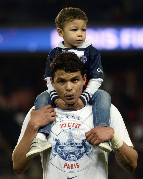 Thiago Silva con il figlio sulle spalle. Afp